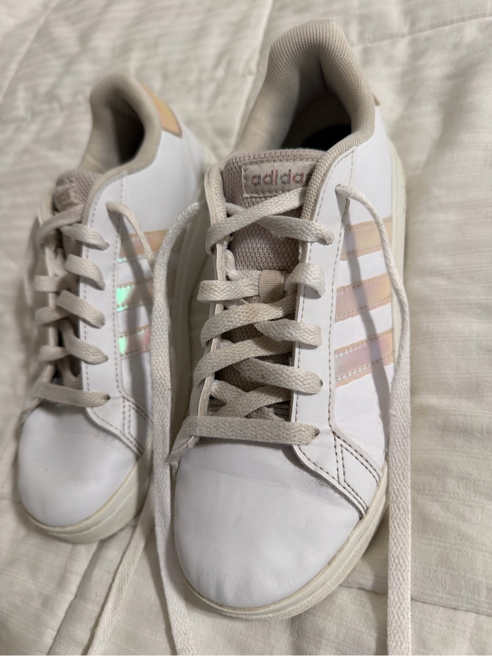 Adidas girls Low Top Lace-Up Athletic Sneakers White/Beige Solid Logo